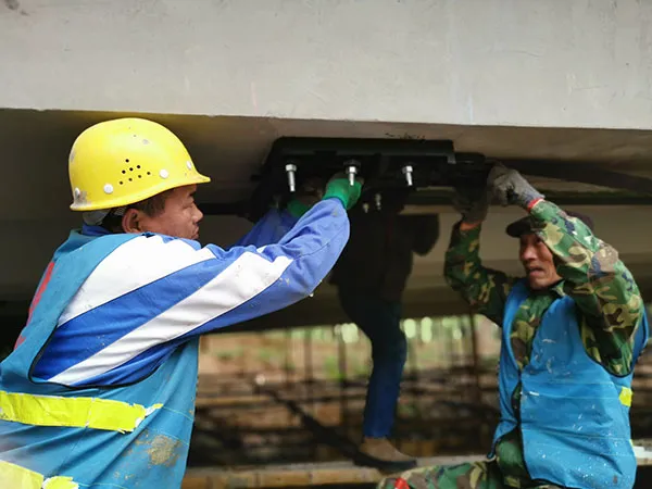 Система предварительного напряжения углеродных пластин перед заливкой бетона для моста через реку Циншуй, провинция Хэнань