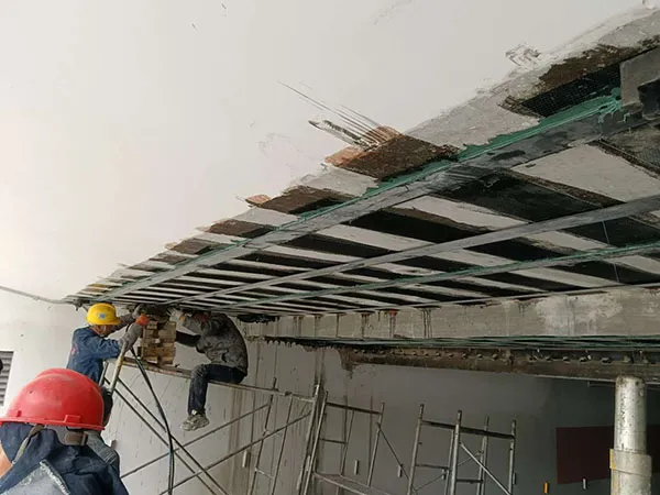 Система предварительного напряжения углеродных пластин перед заливкой бетона для плиты перекрытия подвала в городе Яньчэн, Китай